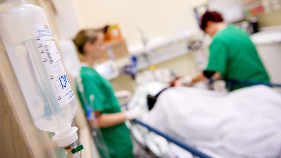 Ein Patient wird in einem Krankenhaus behandelt