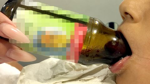 In Hannover ist ein siebenjähriger Junge beim Saftauslecken mit der Zunge in einer Glasflasche steckengeblieben.