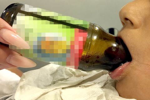 In Hannover ist ein siebenjähriger Junge beim Saftauslecken mit der Zunge in einer Glasflasche steckengeblieben.