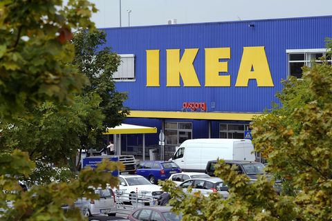 Eine Ikea-Filiale mit Parkplatz