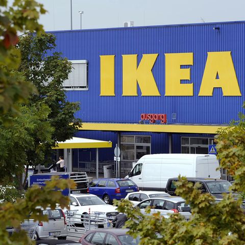Eine Ikea-Filiale mit Parkplatz