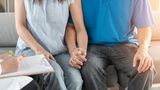Das rät ein Überlebender: Keine Scheu vor psychologischer Hilfe Krebs kann eine traumatische Erfahrung sein. Für die meisten Menschen ist es die erste Begegnung mit einer lebensbedrohlichen Situation. Man fühlt sich verletzlich, ausgeliefert und verunsichert. Das kann sich auch auf die Partnerschaft und die Familie auswirken. Angehörige können verunsichert reagieren. Vielleicht werden Erwartungshaltungen enttäuscht. Und manchmal sogar die Rollen in der Familie neu verteilt.  Größere Krankenhäuser bieten häufig einen psychoonkologischen Dienst an. Diese Psychologen haben sich auf die Begleitung von Krebspatienten und ihren Familien spezialisiert. Sie durchlaufen in ihrer Ausbildung die medizinische Onkologie, kennen unterschiedliche Krebsarten und die Belastungen durch die verschiedenen Therapien. Sofern die Klinik einen solchen Dienst anbietet, ist ein erstes Gespräch immer zu empfehlen. Die Psychologen stehen auch für Paar- und Familiengesprächen zur Verfügung. Keine Scheu vor psychologischer Hilfe  Krebs kann eine traumatische Erfahrung sein. Für die meisten Menschen ist es die erste Begegnung mit einer lebensbedrohlichen Situation. Man fühlt sich verletzlich, ausgeliefert und verunsichert. Das kann sich auch auf die Partnerschaft und die Familie auswirken. Angehörige können verunsichert reagieren. Vielleicht werden Erwartungshaltungen enttäuscht. Und manchmal sogar die Rollen in der Familie neu verteilt.   Größere Krankenhäuser bieten häufig einen psychoonkologischen Dienst an. Diese Psychologen haben sich auf die Begleitung von Krebspatienten und ihren Familien spezialisiert. Sie durchlaufen in ihrer Ausbildung die medizinische Onkologie, kennen unterschiedliche Krebsarten und die Belastungen durch die verschiedenen Therapien. Sofern die Klinik einen solchen Dienst anbietet, ist ein erstes Gespräch immer zu empfehlen. Die Psychologen stehen auch für Paar- und Familiengesprächen zur Verfügung.