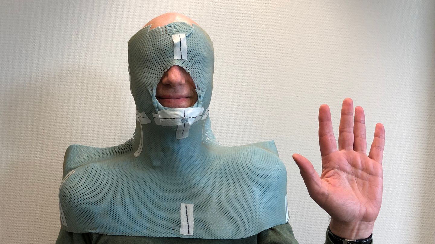 Das rät ein Überlebender: Ganz persönliche Tipps Der stern-Redakteur Henry Lübberstedt erkrankte vor elf Jahren an einem Tumor auf den Mandeln, einem Tonsillenkarzinom. Die Tipps in diesem Artikel beruhen auf seinen Erfahrungen. Seine Geschichte von der Diagnose bis zu den Monaten der Therapie können Sie hier nachlesen. Ganz persönliche Tipps  Der stern-Redakteur Henry Lübberstedt erkrankte vor elf Jahren an einem Tumor auf den Mandeln, einem Tonsillenkarzinom. Die Tipps in diesem Artikel beruhen auf seinen Erfahrungen. Seine Geschichte von der Diagnose bis zu den Monaten der Therapie können Sie hier nachlesen.