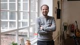 Ecosia  "Gier? Nein Danke!"  ist das Motto von Start-Up-Gründer Christian Kroll. Er entwickelte die Suchmaschine Ecosia.  Der Großteil der Erlöse geht in die Aufforstung. Gewinne müssen in der Firma bleiben oder gespendet werden. 