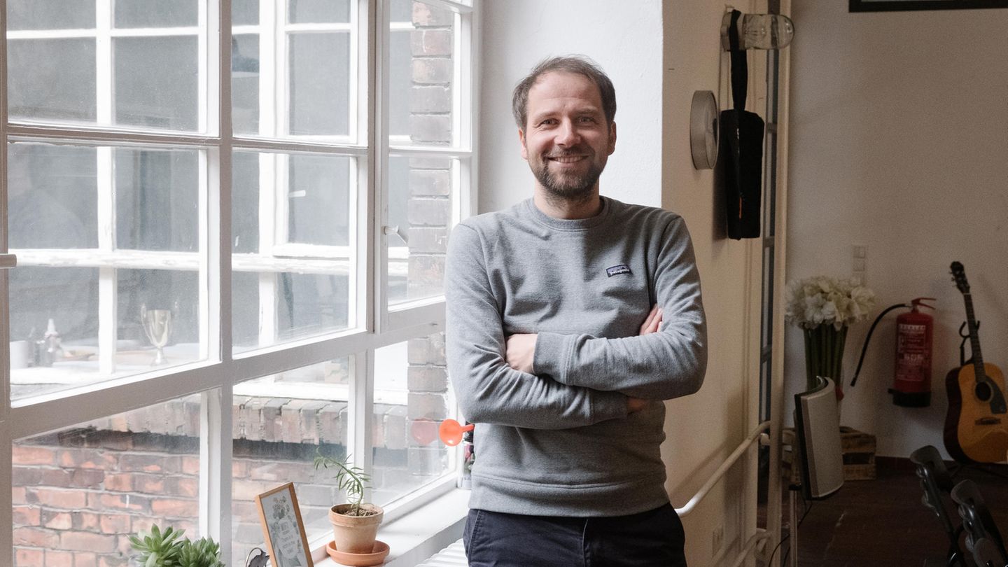 Ecosia  "Gier? Nein Danke!"  ist das Motto von Start-Up-Gründer Christian Kroll. Er entwickelte die Suchmaschine Ecosia.  Der Großteil der Erlöse geht in die Aufforstung. Gewinne müssen in der Firma bleiben oder gespendet werden. 