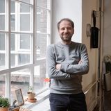 Ecosia  "Gier? Nein Danke!"  ist das Motto von Start-Up-Gründer Christian Kroll. Er entwickelte die Suchmaschine Ecosia.  Der Großteil der Erlöse geht in die Aufforstung. Gewinne müssen in der Firma bleiben oder gespendet werden. 
