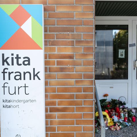 Vor der Kita, in der ein Sechsjähriger wohl einen tödlichen Stromschlag erlitten hat, haben Menschen Blumen und Kerzen abgelegt