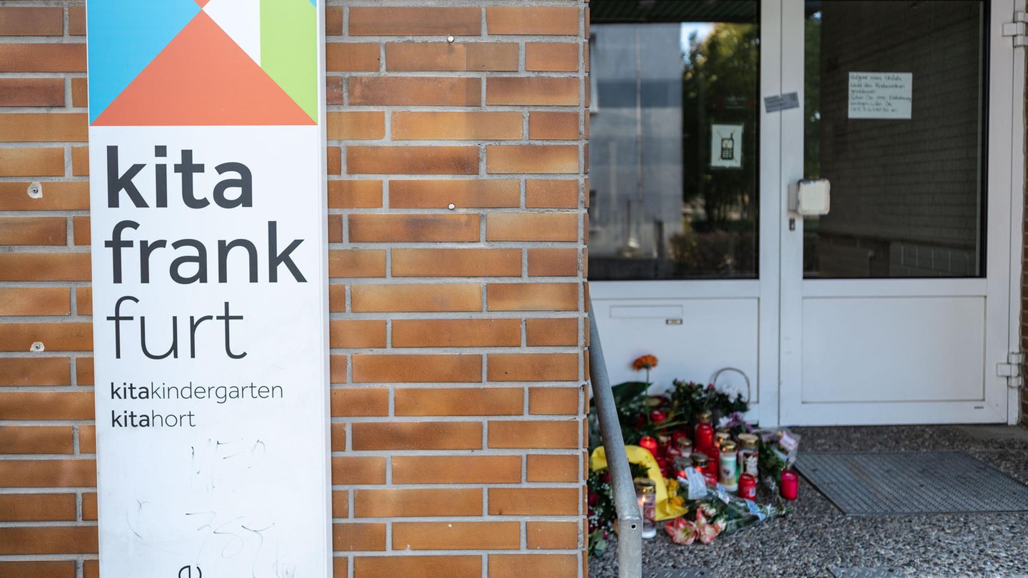 Vor der Kita, in der ein Sechsjähriger wohl einen tödlichen Stromschlag erlitten hat, haben Menschen Blumen und Kerzen abgelegt