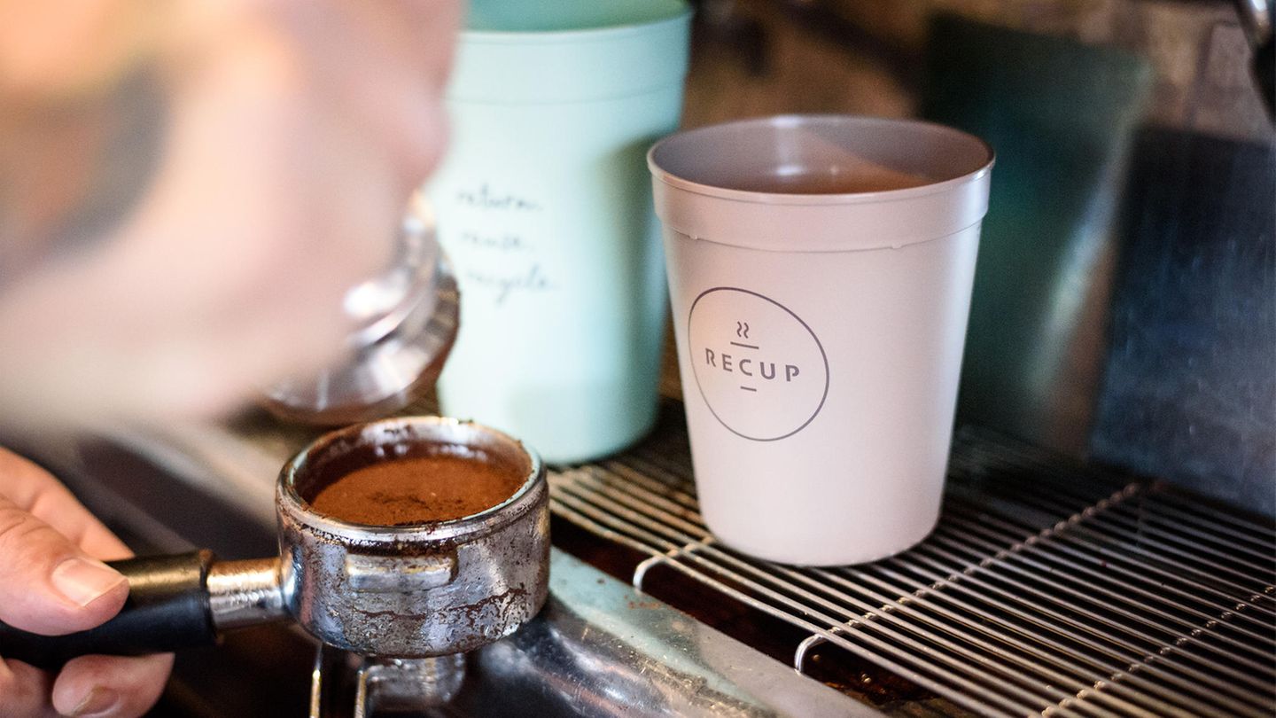 Ein Recup-Becher unter einer Kaffeemaschine