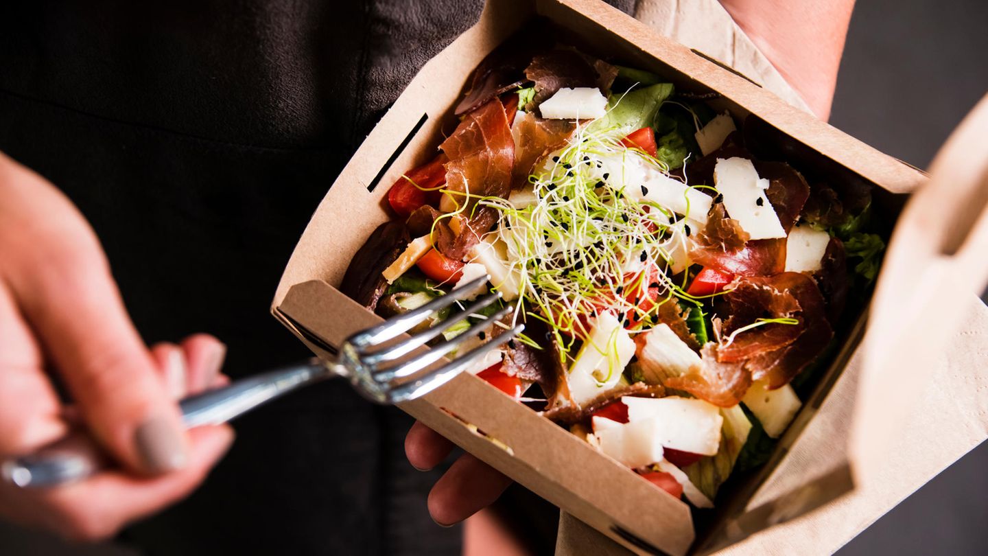 Take-Away-Essen in einer Pappschale