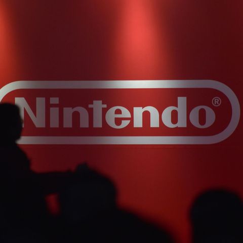 Menschen vor dem Nintendo-Logo. Die Nintendo Switch gehört zu den erfolgreichsten Konsolen des Unternehmens.