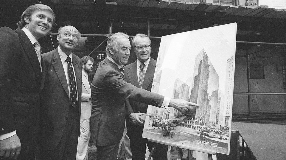 Donald Trump bei Vorstellung des Trump Towers Donald Trump bei Vorstellung des Trump Towers