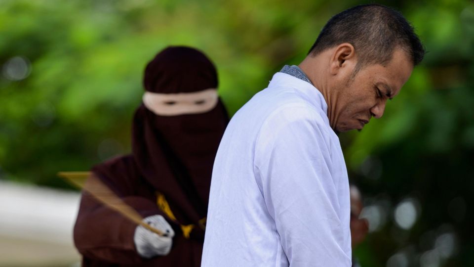 Im indonesischen Provinz Aceh wurde ein Mann öffentlich ausgepeitscht