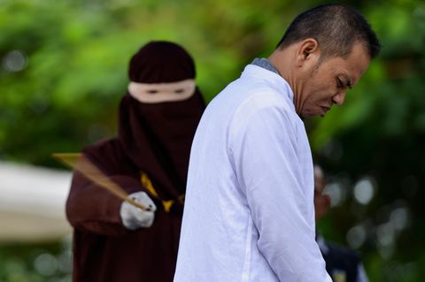 Im indonesischen Provinz Aceh wurde ein Mann öffentlich ausgepeitscht