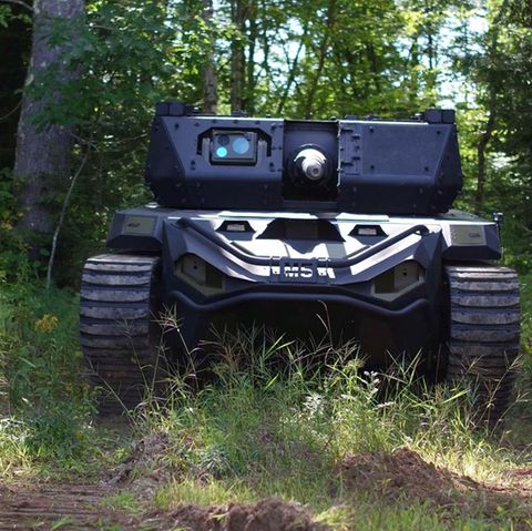 Genaugenommen ist der Roboter noch eine Drohne, die ferngesteuert wird.