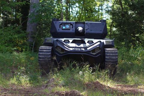 Genaugenommen ist der Roboter noch eine Drohne, die ferngesteuert wird.