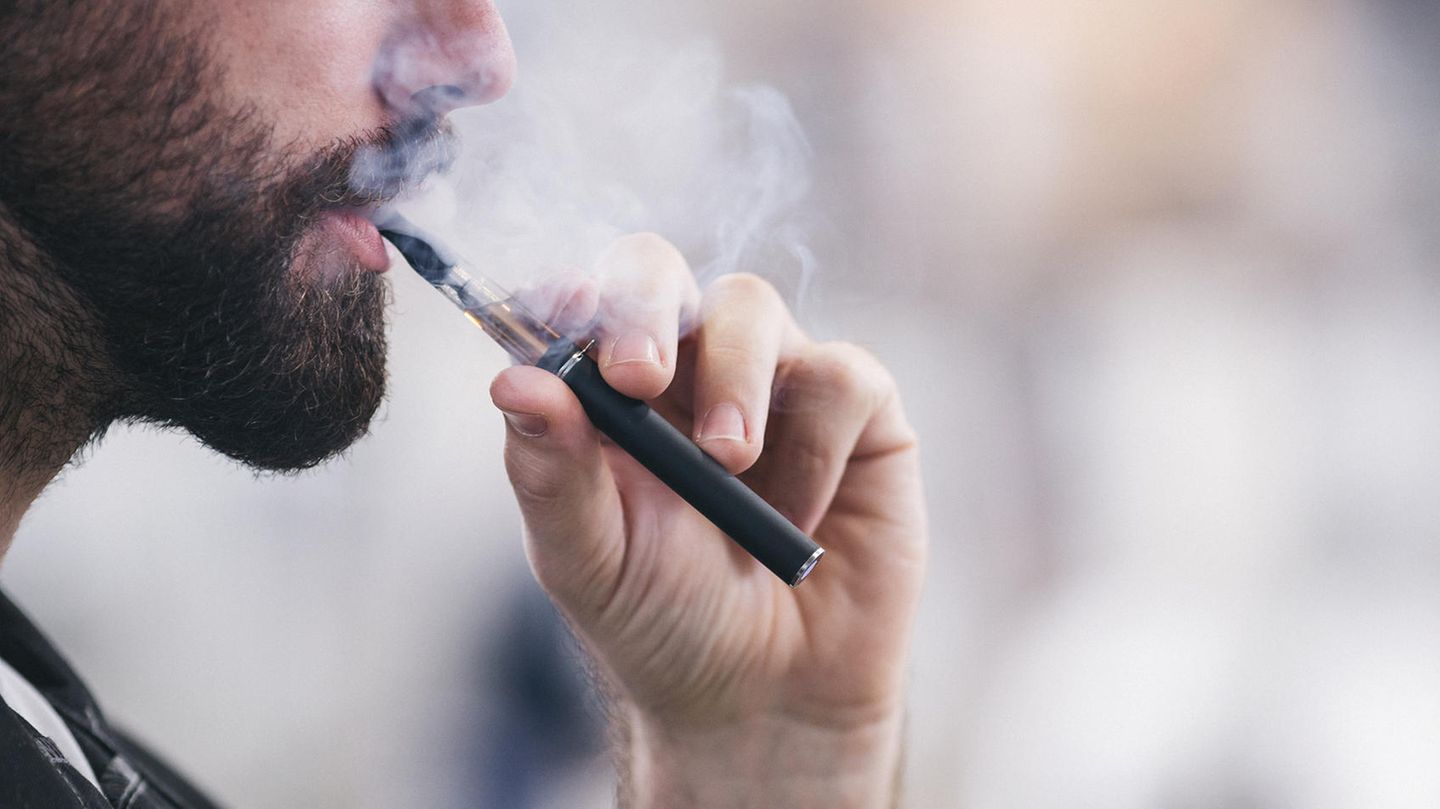 Todesfälle in den USA: Ein junger Mann benutzt eine E-Zigarette