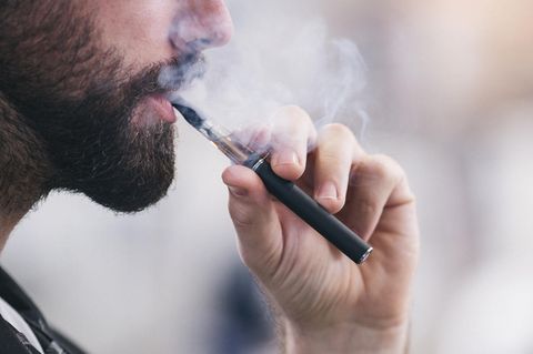 Todesfälle in den USA: Ein junger Mann benutzt eine E-Zigarette