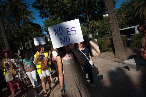Spanien, Manresa: "Nein heißt Nein", steht auf den Plakaten der Demonstranten