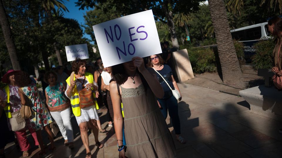 Spanien, Manresa: "Nein heißt Nein", steht auf den Plakaten der Demonstranten