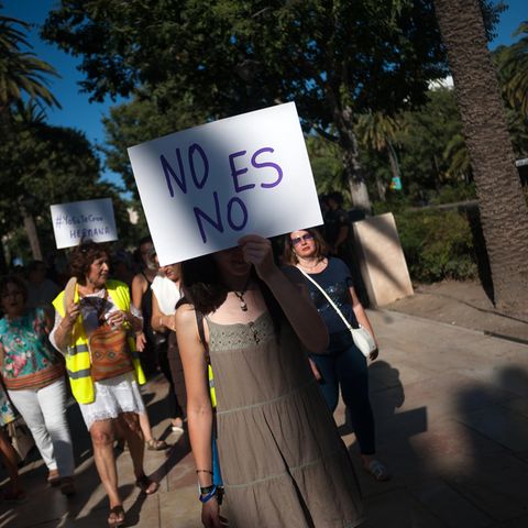 Spanien, Manresa: "Nein heißt Nein", steht auf den Plakaten der Demonstranten