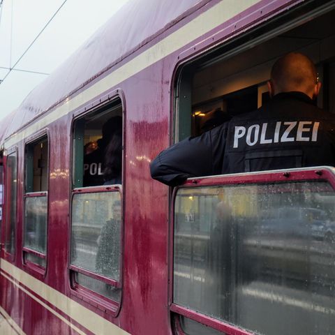 Nachrichten aus Deutschland: Polizisten durchsuchen in Kamen einen Zug