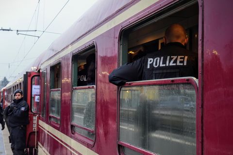 Nachrichten aus Deutschland: Polizisten durchsuchen in Kamen einen Zug