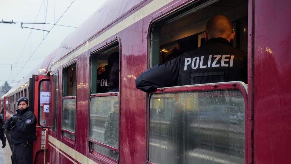 Nachrichten aus Deutschland: Polizisten durchsuchen in Kamen einen Zug