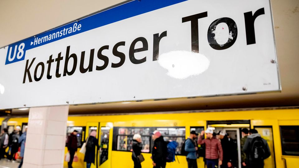 Eine U-Bahn der Linie 8 steht im Bahnhof Kottbusser Tor, während Fahrgäste ein- und aussteigen
