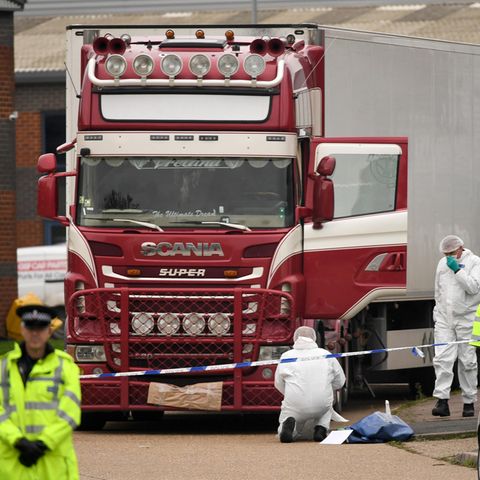Ermittler untersuchen eine Lkw, in dem die Leichen von 39 Personen gefunden wurden
