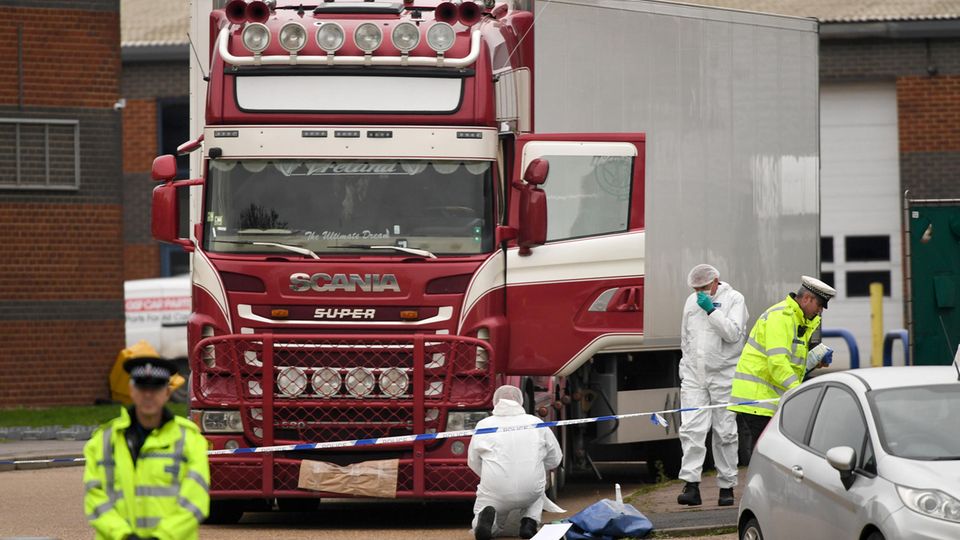 Ermittler untersuchen eine Lkw, in dem die Leichen von 39 Personen gefunden wurden