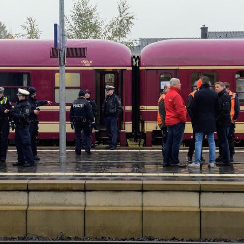 Ein Zug steht auf dem Bahnhof in Greven, nachdem er dort von der Polizei gestoppt wurde.