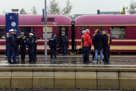 Ein Zug steht auf dem Bahnhof in Greven, nachdem er dort von der Polizei gestoppt wurde.