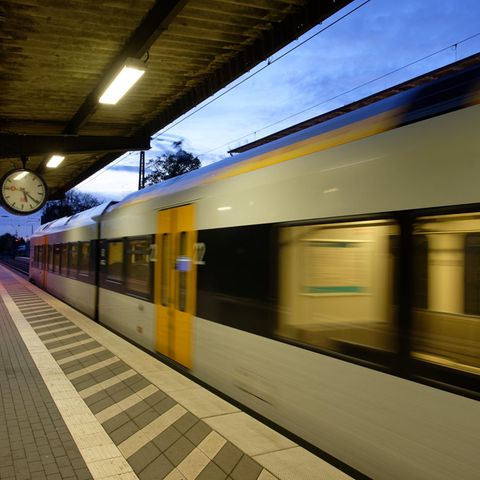 Ein Zug fährt durch den Bahnhof Kamen.