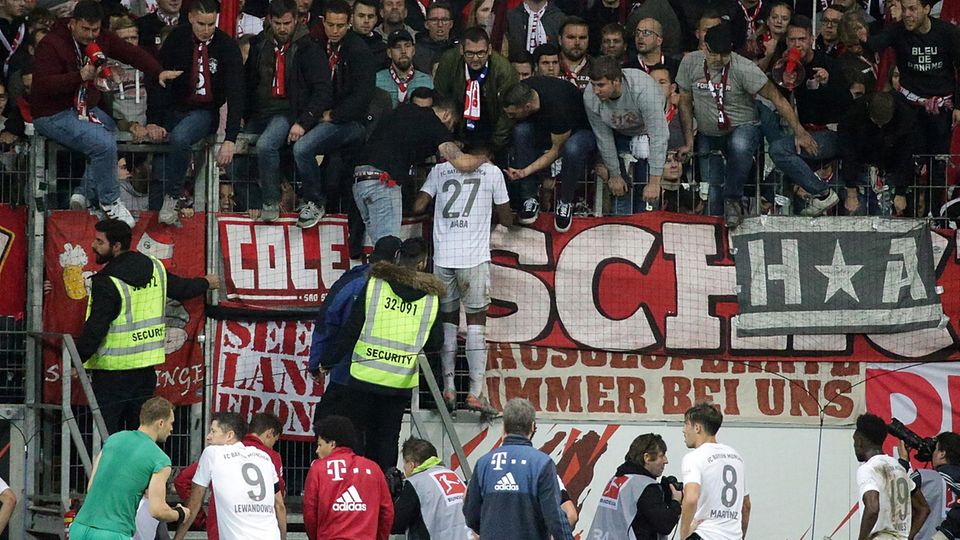 Nach der 1:5-Niederlage gegen Eintracht Frankfurt nähern sich Spieler des FC Bayern München dem eigenen Fanblock