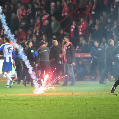 Nach Abpfiff flogen erneut Raketen aus dem Hertha-Block in Richtung der Union-Verantwortlichen und -Spieler