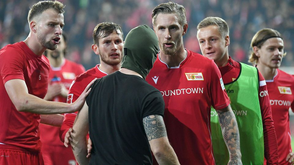 Mehrere Spieler von Union Berlin stellten sich den Randaliern in den Weg Mehrere Spieler von Union Berlin stellten sich den Randaliern in den Weg