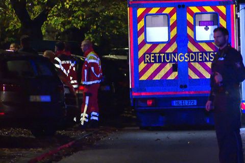 Der Rettungsdienst steht am Einstzort, nachdem durch Schüsse bei einem Polizeieinsatz ein Mann gestorben ist.