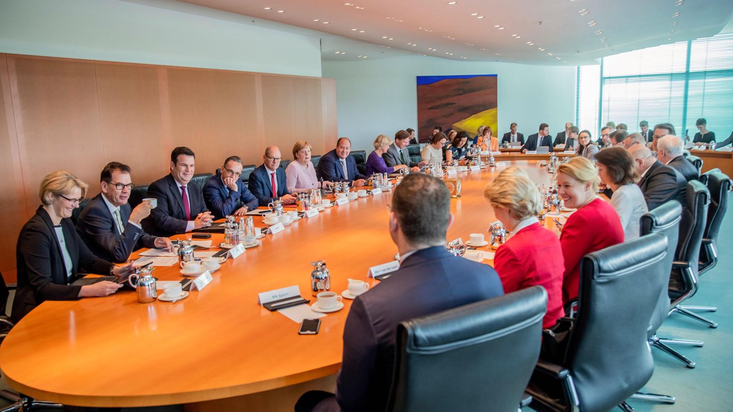 Das Kabinett der Großen Koalition konferiert in Berlin