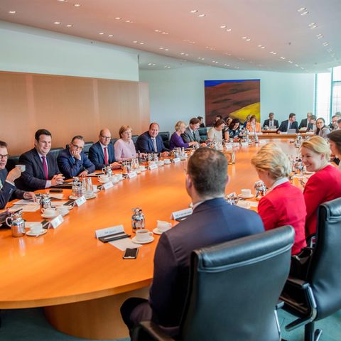 Das Kabinett der Großen Koalition konferiert in Berlin