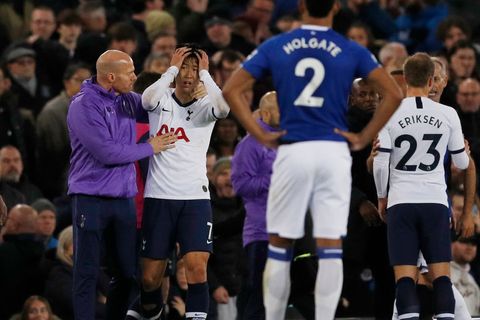 Heung-Min Son reagiert nach dem von ihm verursachten Foul beim Anblick von Gomes' Verletzung völlig entsetzt