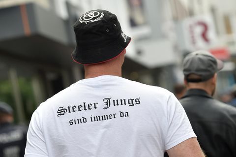 Ein Teilnehmer einer rechten Kundgebung trägt ein T-Shirt mit der Aufschrift "Steeler Jungs sind immer da". Die "Steeler Jungs" marschieren nach Art einer Bürgerwehr durch den Essener Stadtteil Steele. Der Verfassungsschutz hat die Gruppierung längst im Blick.