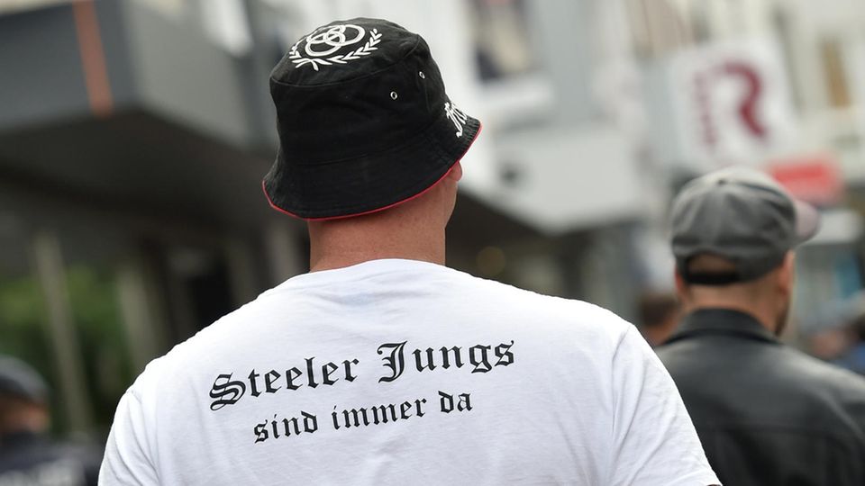 Ein Teilnehmer einer rechten Kundgebung trägt ein T-Shirt mit der Aufschrift "Steeler Jungs sind immer da". Die "Steeler Jungs" marschieren nach Art einer Bürgerwehr durch den Essener Stadtteil Steele. Der Verfassungsschutz hat die Gruppierung längst im Blick.