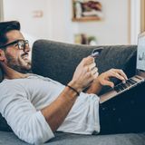 Mitarbeiter mit einer Firmenkreditkarte