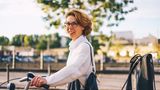Frau mit Fahrrad