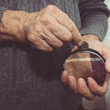 Betriebliche Altersvorsorge: Alle hier aufgezählten on-top-Leistungen werden nicht in die Rentenkasse eingezahlt. Zwar ist die Erhöhung des Rentenanspruchs durch Gehaltserhöhungen sehr klein und oft nur temporär, aber einige Unternehmen gleichen die Lücke durch eine wertvolle betriebliche Altersvorsorge aus. Pro Jahr kann ein Unternehmen bis zu 3216 Euro steuer- und sozialabgabenfrei für die Rente des Mitarbeiters zurücklegen. Je nach Vertrag sind sogar 6432 Euro steuerbegünstigt möglich (es sind immer 8% der BBG, also z.Zt. diese 6.432 € machbar, für jeden Mitarbeiter. Die zweiten 4% sind aber nur steuer- und nicht sv frei). Im Alter sind für die Betriebsrente immer Steuer- sowie Kranken- und Pflegeversicherungsbeiträge fällig.