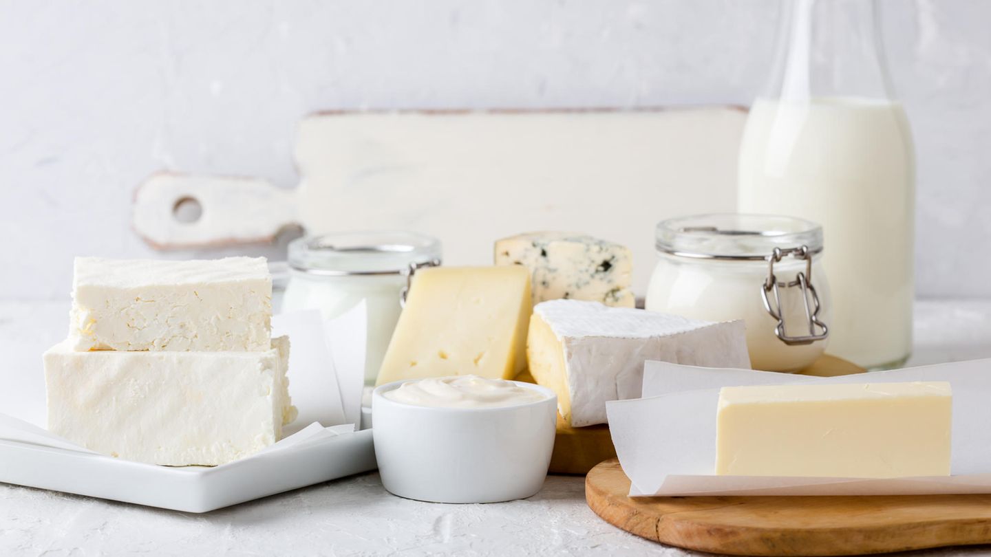 Vorsicht vor diesen Produkten: Milch, Milchprodukte und Käse Vorsicht ist geboten bei Rohmilch und Käse aus Rohmilch, halbfestem Käse mit Blauschimmel wie Gorgonzola, weichen Käsesorten aus pasteurisierter Milch wie Limburger, Handkäse oder Tilsiter, eingelegtem Käse aus offenen Gefäßen wie Feta, Kräuterquark oder Mozzarella und vorgefertigtem Reibekäse. Werden die Produkte vor dem Verzehr über 70 Grad Celsius erhitzt, können auch Risikogruppen (Immungeschächte und Schwangere) diese Lebensmittel ohne Probleme konsumieren. Milch, Milchprodukte und Käse Vorsicht ist geboten bei Rohmilch und Käse aus Rohmilch, halbfestem Käse mit Blauschimmel wie Gorgonzola, weichen Käsesorten aus pasteurisierter Milch wie Limburger, Handkäse oder Tilsiter, eingelegtem Käse aus offenen Gefäßen wie Feta, Kräuterquark oder Mozzarella und vorgefertigtem Reibekäse. Werden die Produkte vor dem Verzehr über 70 Grad Celsius erhitzt, können auch Risikogruppen (Immungeschächte und Schwangere) diese Lebensmittel ohne Probleme konsumieren.