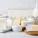 Milch, Milchprodukte und Käse  Vorsicht ist geboten bei Rohmilch und Käse aus Rohmilch, halbfestem Käse mit Blauschimmel wie Gorgonzola, weichen Käsesorten aus pasteurisierter Milch wie Limburger, Handkäse oder Tilsiter, eingelegtem Käse aus offenen Gefäßen wie Feta, Kräuterquark oder Mozzarella und vorgefertigtem Reibekäse. Werden die Produkte  vor dem Verzehr über 70 Grad Celsius erhitzt, können auch Risikogruppen (Immungeschächte und Schwangere) diese Lebensmittel ohne Probleme konsumieren.