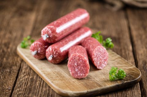 Fleisch, Geflügel und Erzeugnisse daraus  Anfällig für Keime ist rohes Fleisch wie frisches Mett, Tatar und Carpaccio und Rohwürste wie Mettwurst und Teewurst.