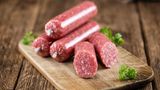 Fleisch, Geflügel und Erzeugnisse daraus  Anfällig für Keime ist rohes Fleisch wie frisches Mett, Tatar und Carpaccio und Rohwürste wie Mettwurst und Teewurst.